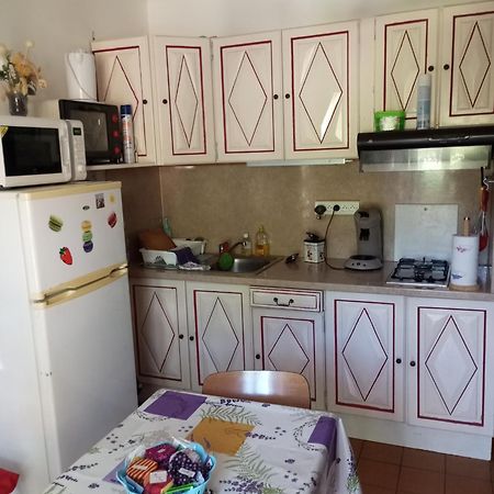 F1 Chambre Et Cuisine Reynes Exterior photo