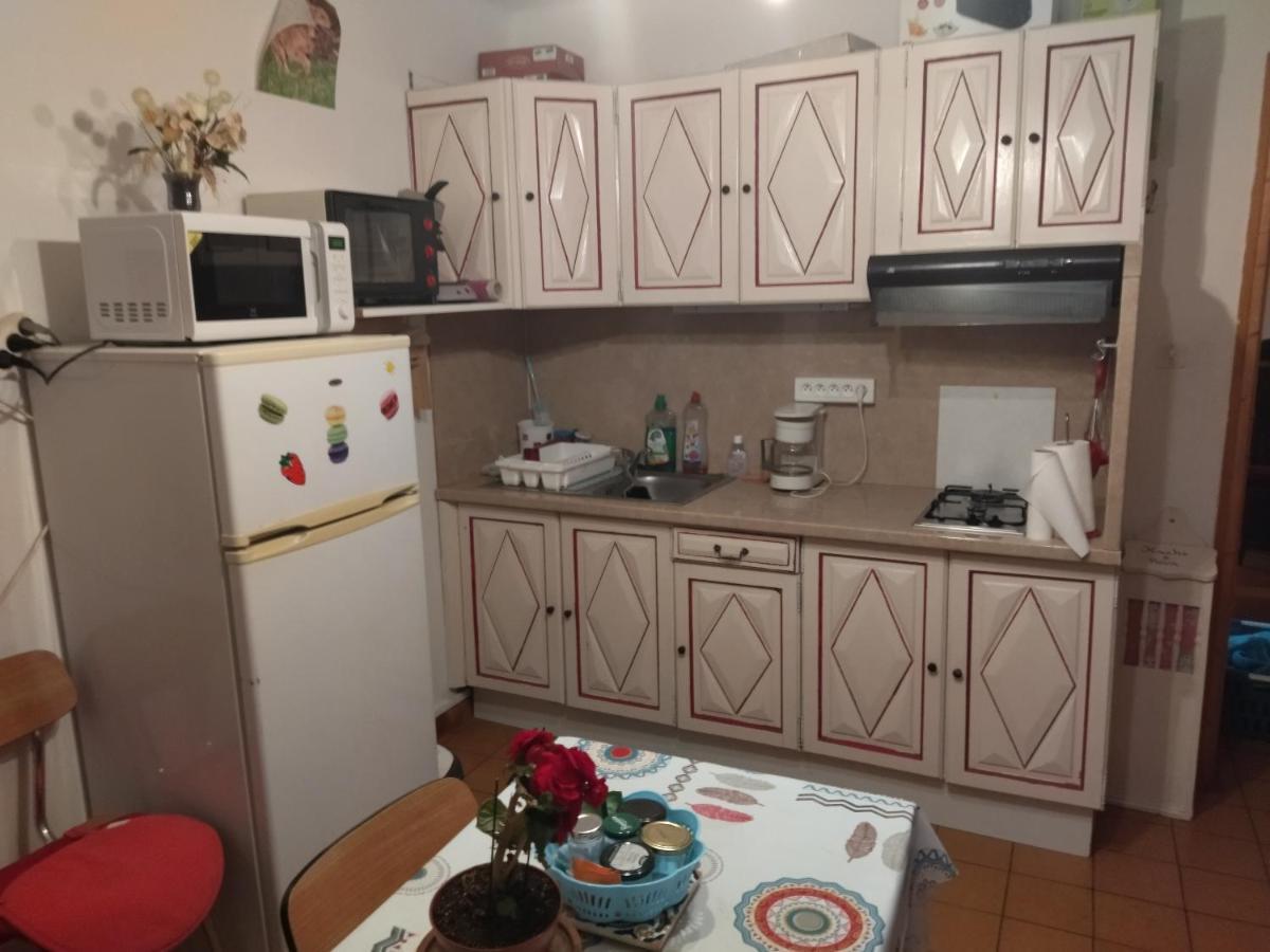 F1 Chambre Et Cuisine Reynes Exterior photo